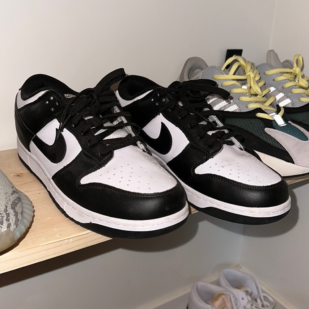 MENS SIZE 10 NIKE LOW PANDA DUNKS